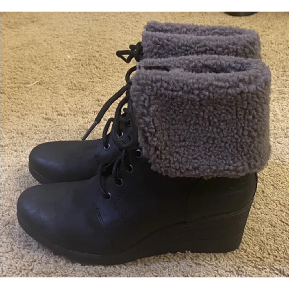 UGG Zia wedge Black Ankle Bootie Foldover Shearling Cuff 1008108 sz 8 waterproof
